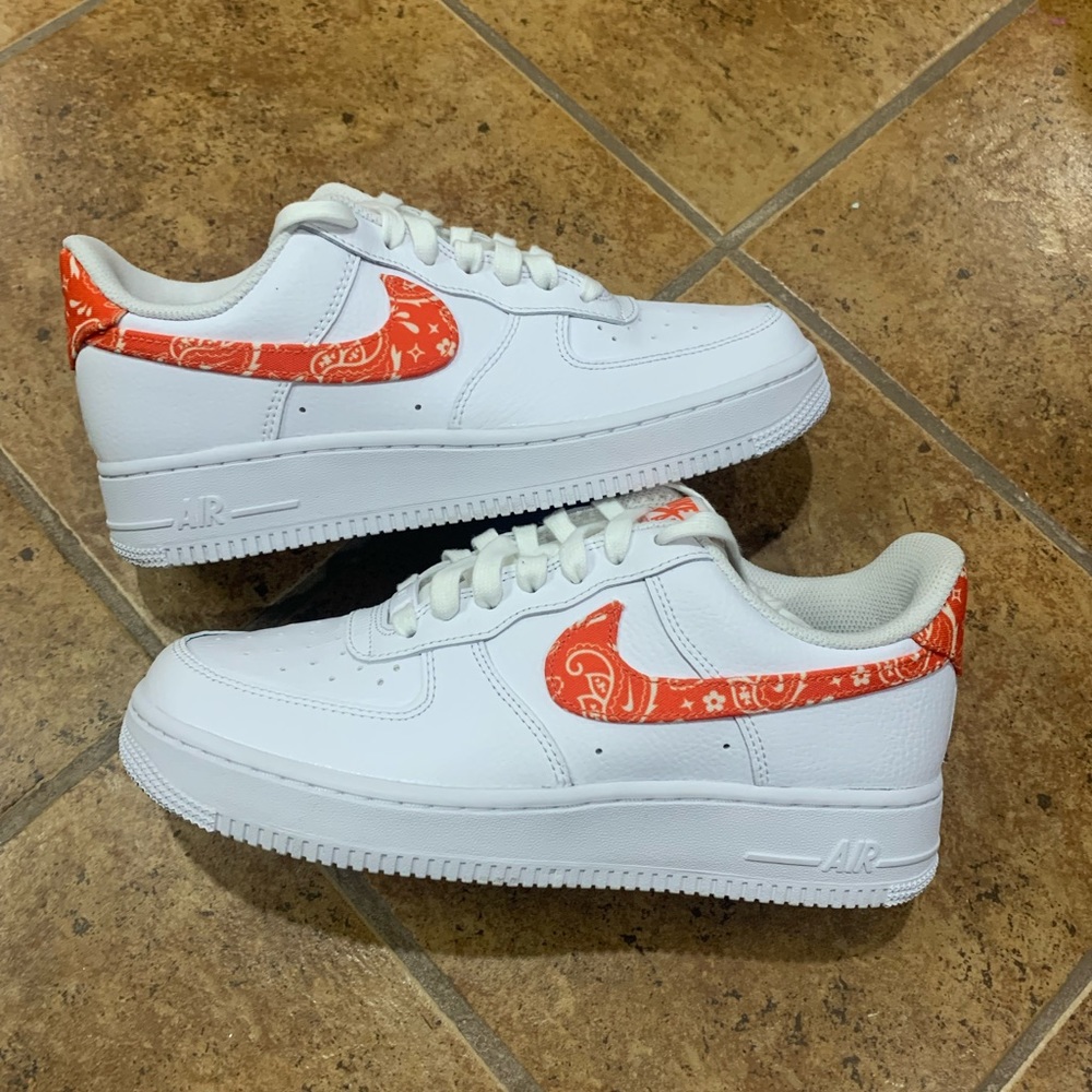 Nike Womens Air Force 1 '07 ESS White Orange Paisley DJ9942-102 Sz 8.5 pre owned